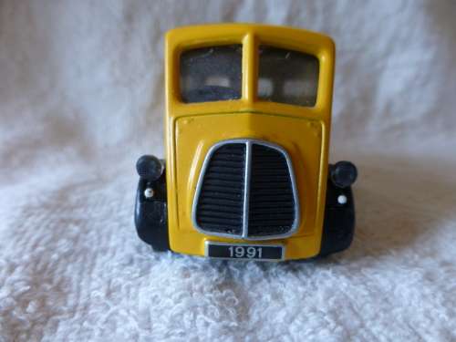Corgi Morris J type Collector Club 91 van