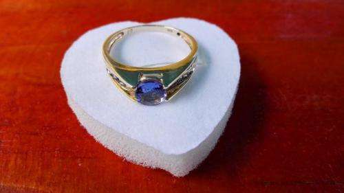 1.005ct ROUND CUT TANZANITE AND DIAMOND 10kt SOLID YELLOW GOLD RING