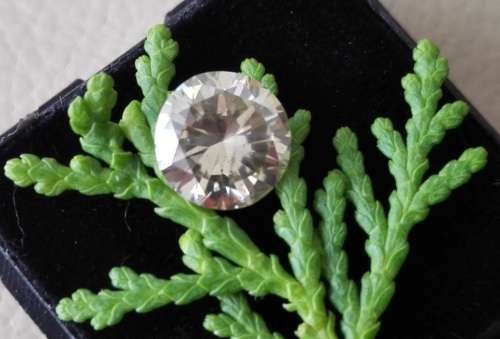 Beautiful 1.44ct 7.50 mm Off White Yellow color Si1 Round Cut Moissanite(STOCK CLEARANCE)