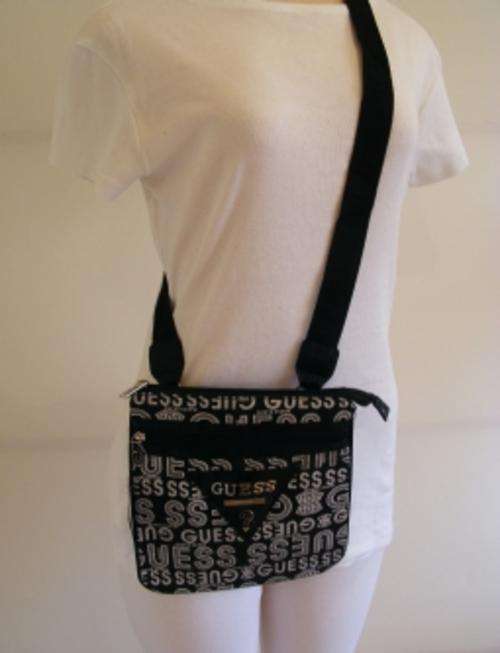 BLACK GUESS SLINGBAG