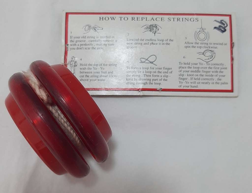COLLECTORS RUSSELL YO-YO WITH ORIGINAL REPLACEMENT STRINGS & INSTRUCTIONS