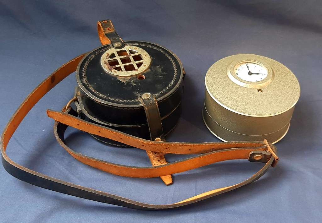 VINTAGE SMITHS 11 JEWEL WATCHMANS TELL TALE CLOCK WITH ORIGINAL LEATHER CASE