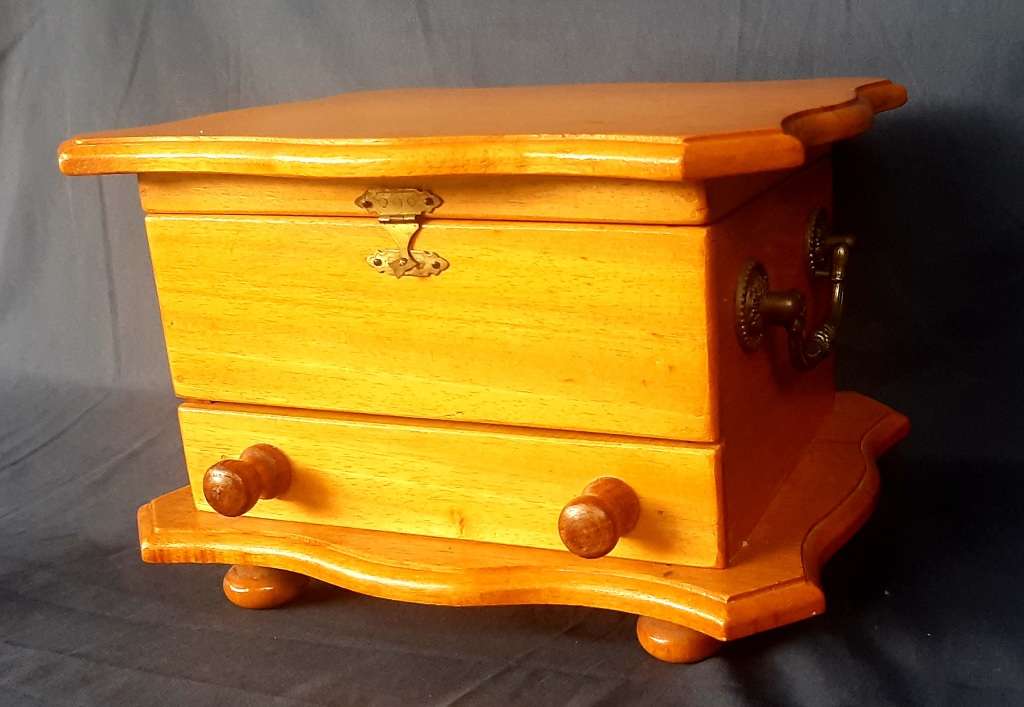 STUNNINGLY HANDCRAFTED YELLOW WOOD JEWELLRY CASE