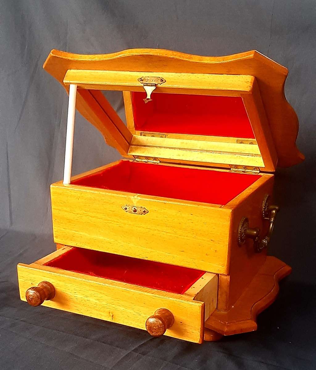 STUNNINGLY HANDCRAFTED YELLOW WOOD JEWELLRY CASE