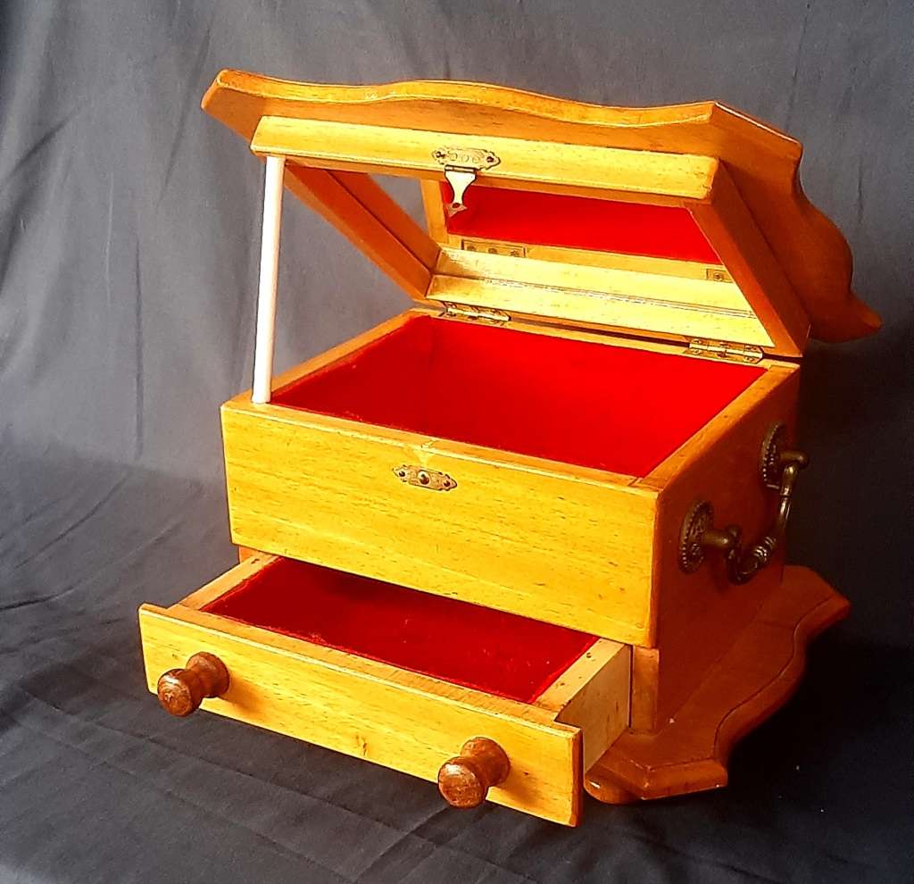 STUNNINGLY HANDCRAFTED YELLOW WOOD JEWELLRY CASE