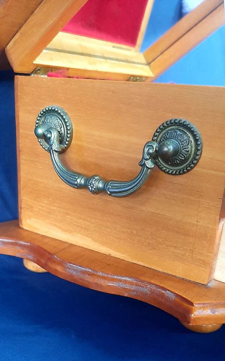 STUNNINGLY HANDCRAFTED YELLOW WOOD JEWELLRY CASE