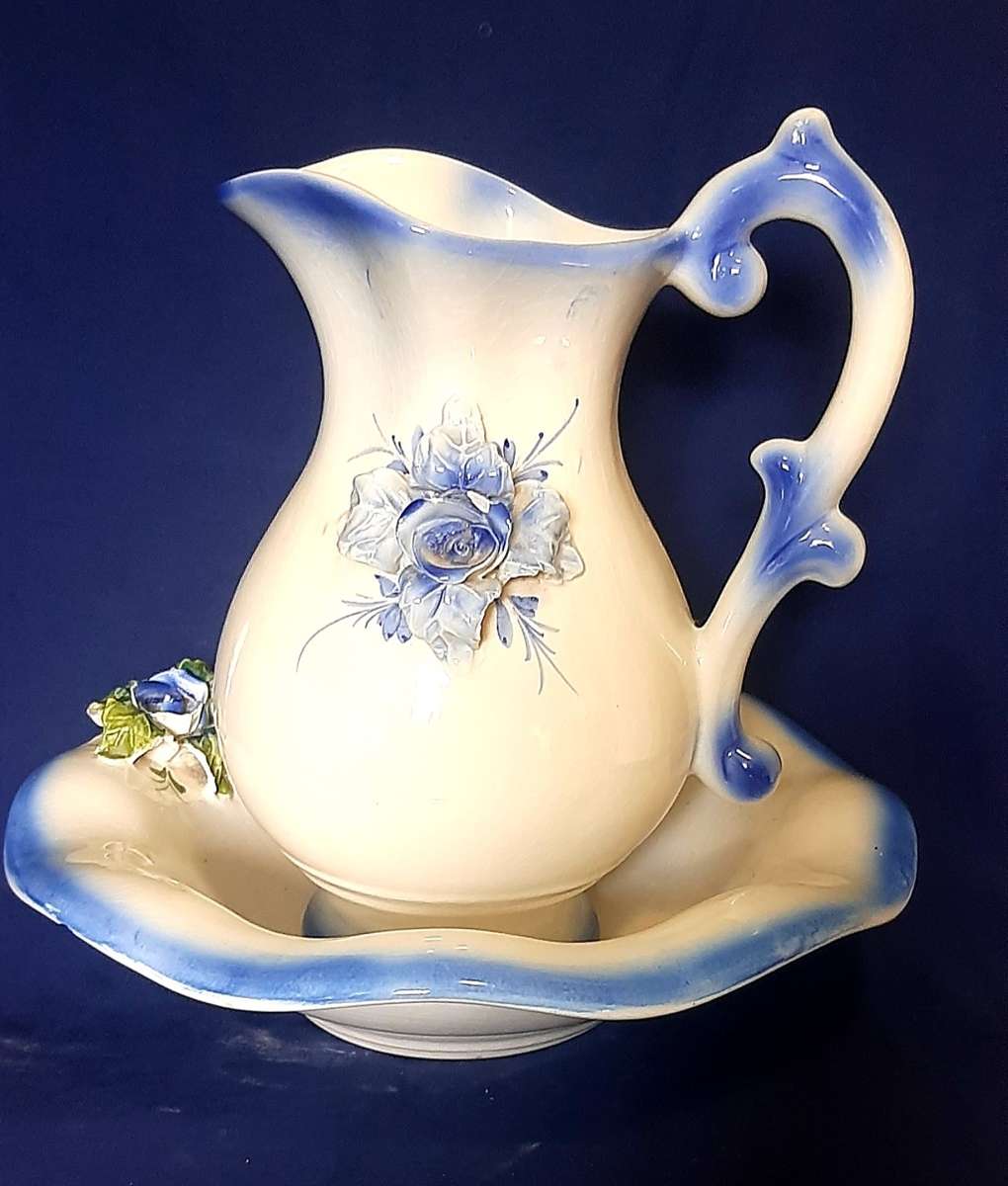 LARGE DECORATIVE BLUE AND WHITE JUG AND BASIN