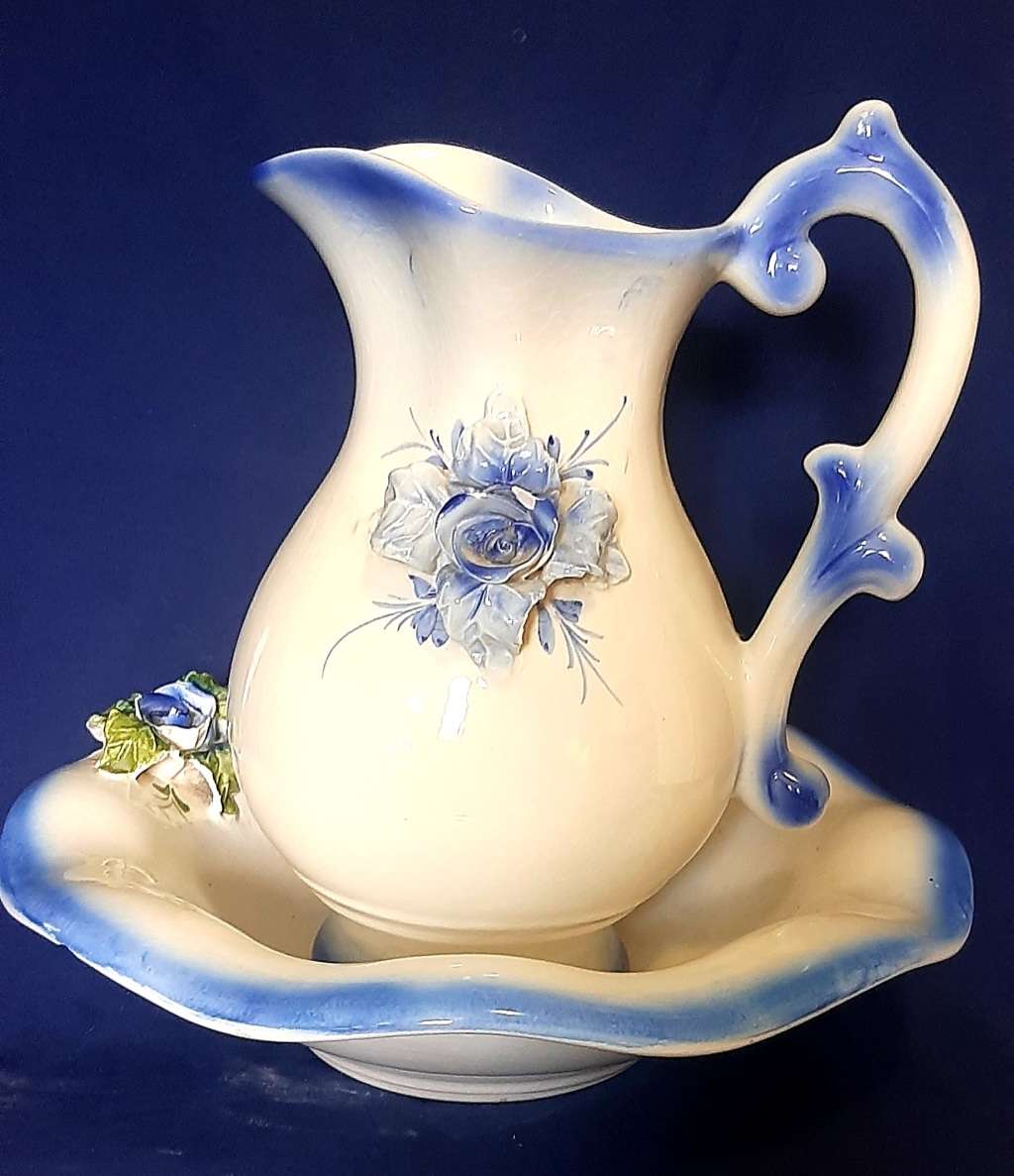 LARGE DECORATIVE BLUE AND WHITE JUG AND BASIN