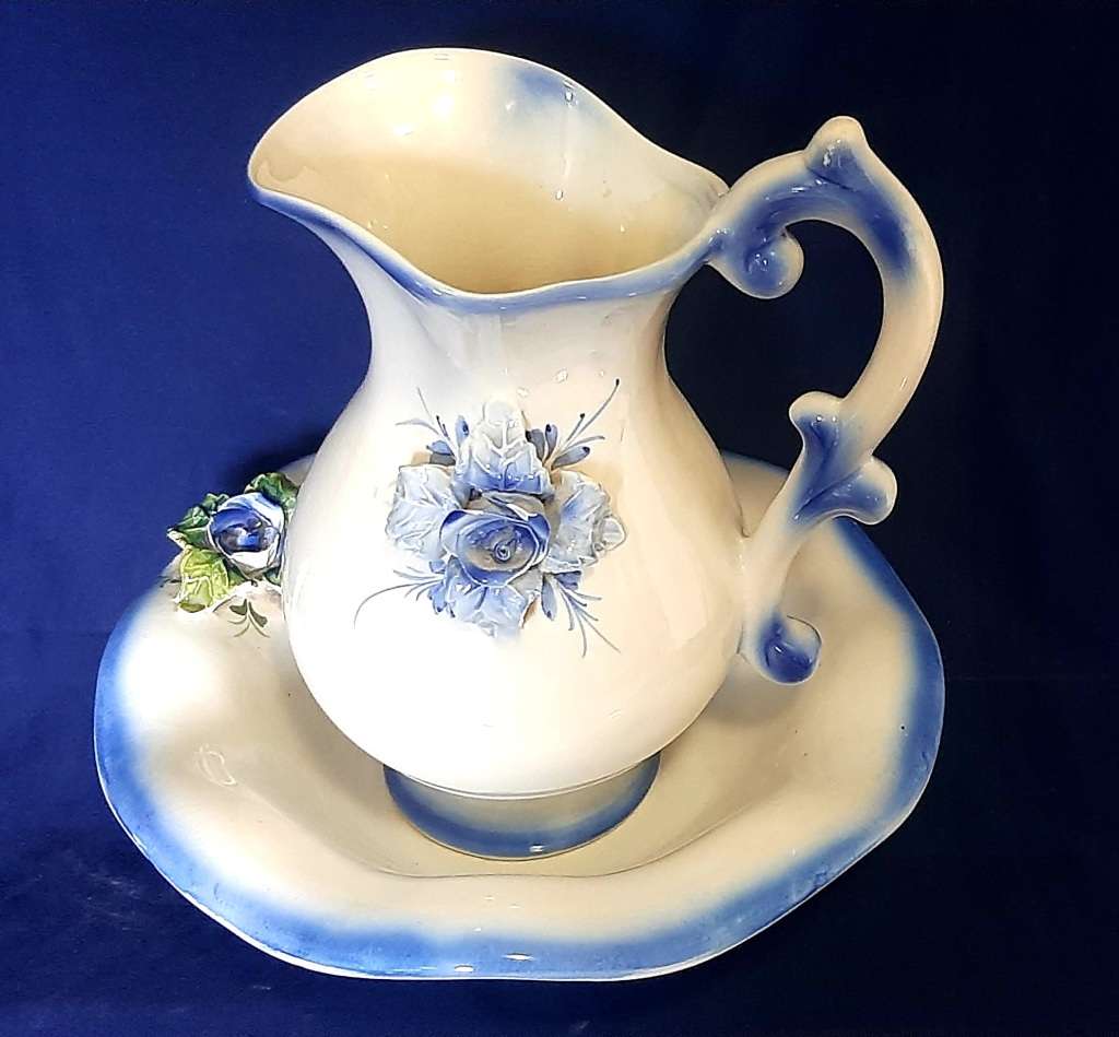 LARGE DECORATIVE BLUE AND WHITE JUG AND BASIN