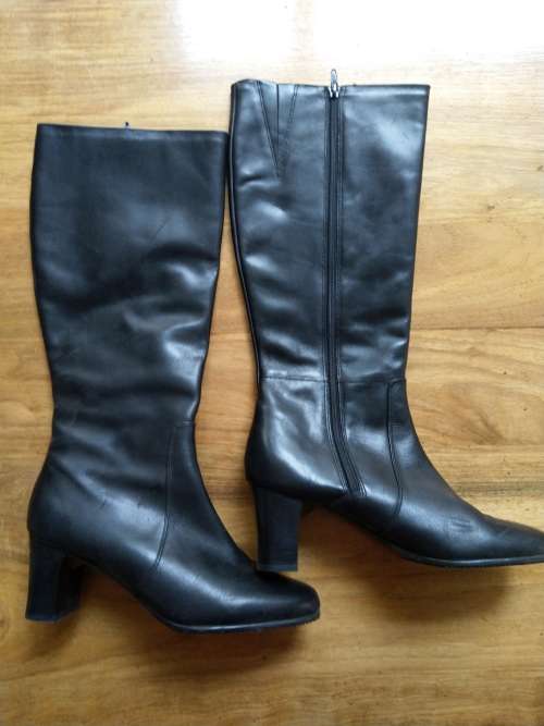 Leather boots, knee high, size 9