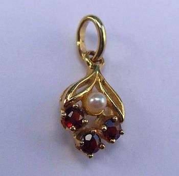 A VINTAGE GENUINE 9CT GOLD PENDANT - MADE IN WEST GERMANY - POSTAGE R25