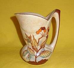 A BEAUTIFUL ART DECO CROWN DEVON EWER VASE