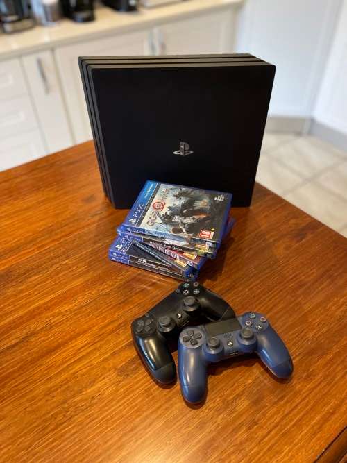 Playstation PS4 Pro + Controllers + Games