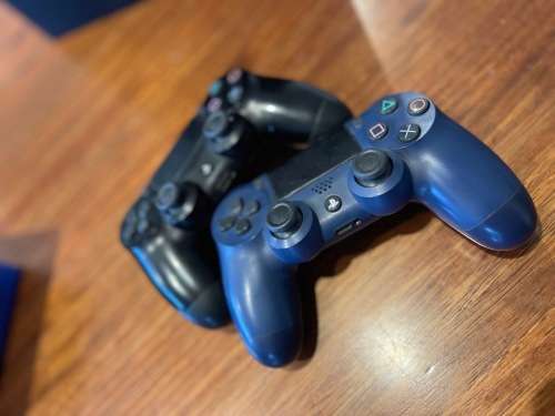 Playstation PS4 Pro + Controllers + Games