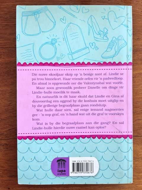 Skaduwees, skatte en skelmstreke (2014)- N Ahlers and A Steenkamp