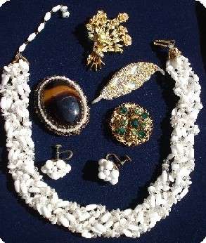 VINTAGE COSTUME JEWELLERY LOT