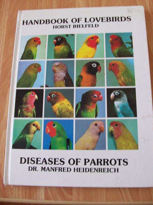 HANDBOOK OF LOVEBIRDS-HORST BIELFELD/DISEASES OF PARROTS-DR.MANFRED HEIDENREICH