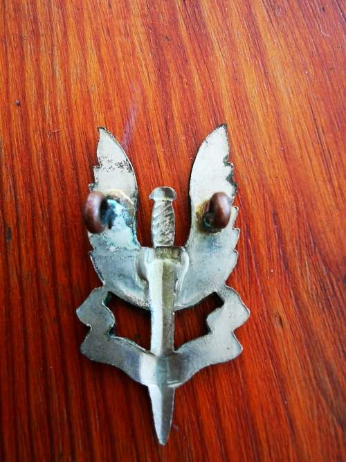 Rhodesian SAS cap badge early type bi colour silver /brass.