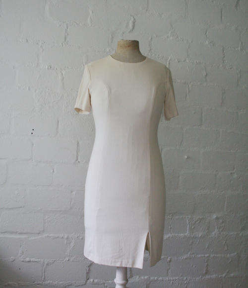 DANIEL HECHTER CREAM BODY HUGGING SIMPLE DRESS SIZE 30/32