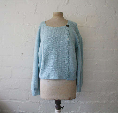 VINTAGE LIGHT BLUE KNITTED JERSEY WITH LARGE BROWN BUTTON SIZE M-L