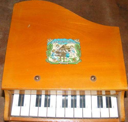 TOY BABY GRAND PIANO