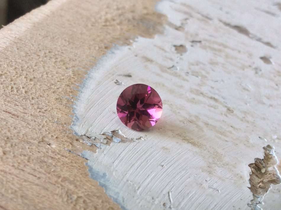 GIA Standard Testing Equipment Examined: round cut natural pink tourmaline 1.37ct genuine loose gems