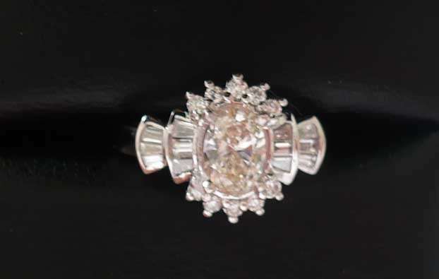 14K SOLID WHITE GOLD DIAMOND DESIGNER  RING!!   1.070CTS!!   EDA:: R35'000.00 E.R.A:  R88'787.00