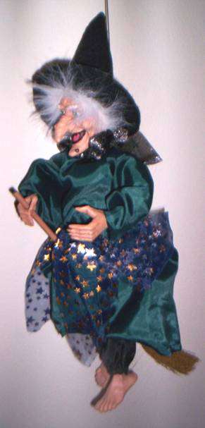 Cackling Witch Ornament ***STUNNING***