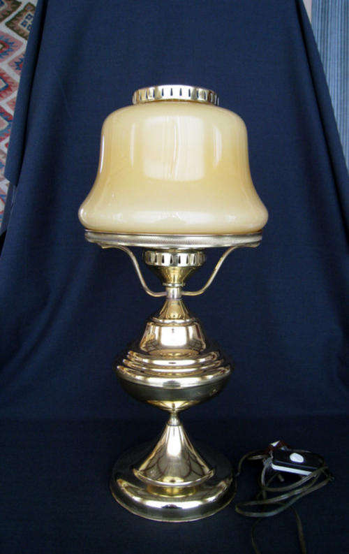 A STUNNING LARGE VINTAGE BRASS LAMP WITH GLASS SHADE!!!