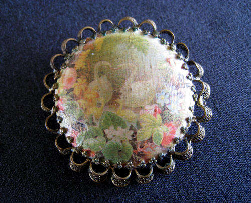A VERY UNUSUAL VICTORIAN DECOUPAGE BROOCH!!!! Look!