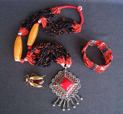 RED SETS THE MOOD!!!  A LOVELY NECKLACE, BRACELET & BROOCH!!!