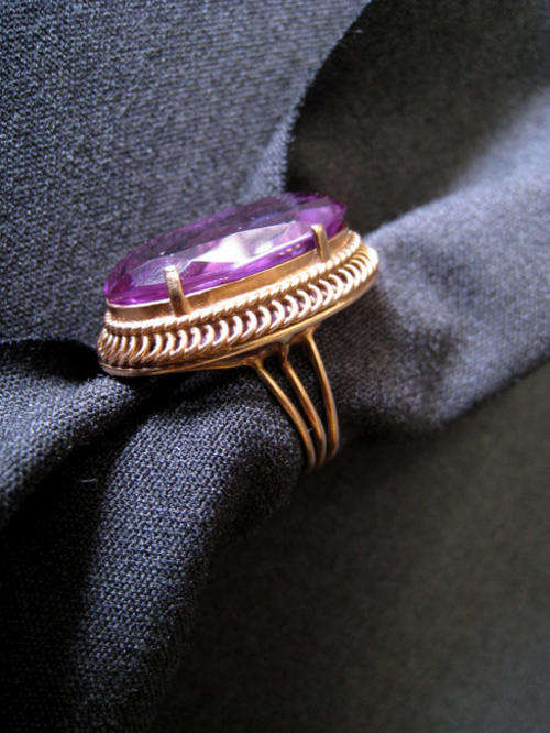AN EXQUISITE 9ct GOLD RING with a MAGNIFICENT AMETHYST STONE