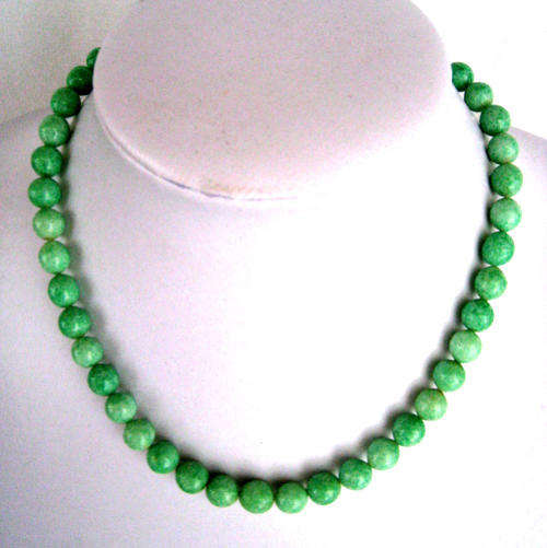 AN EXQUISITE ANTIQUE CHINESE APPLE JADE NECKLACE with Ivory Clasp