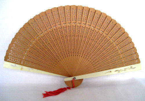 A VINTAGE JAPANESE HAND FAN - Lot 3