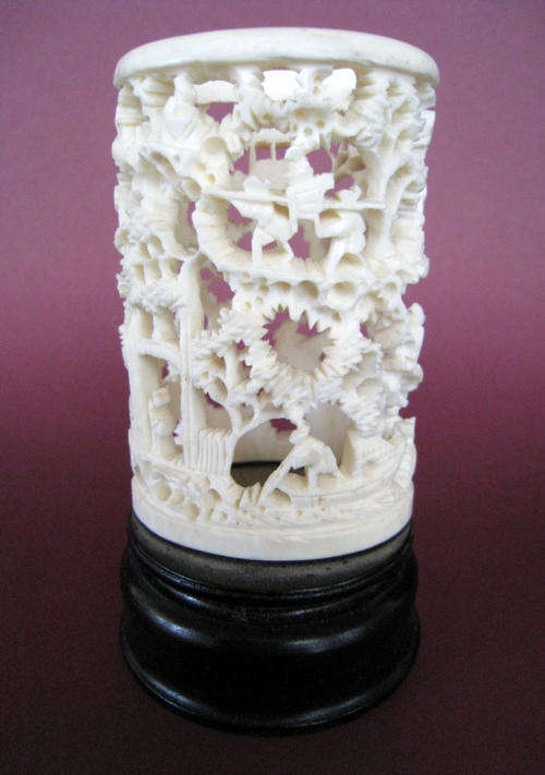 A VINTAGE CHINESE GENUINE IVORY HAND CARVED ORNAMENT