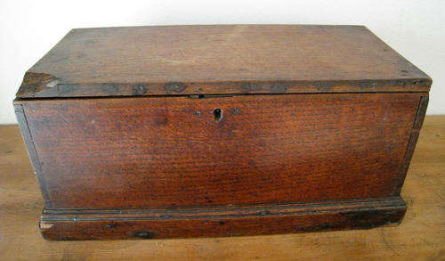 A SMALL VINTAGE STORAGE BOX - UK - CIRCA LATE 1890's