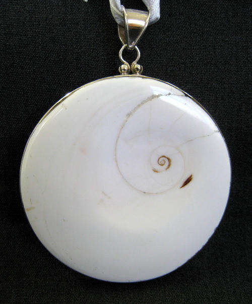 Lovely Shell Pendant set in 925 Sterling Silver Casing & Bail