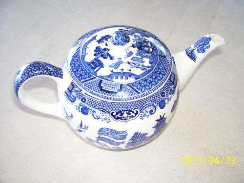 TEA POT - WILLOW PATTERN - JOHNSON BROS - ENGLAND