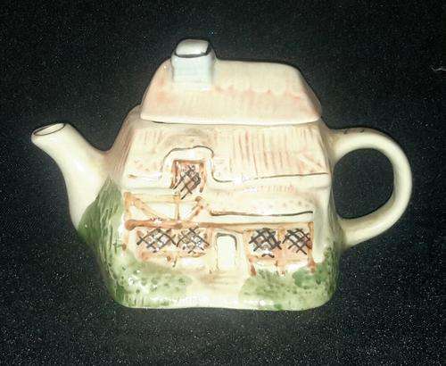 Small ceramic tea pot - as per scan