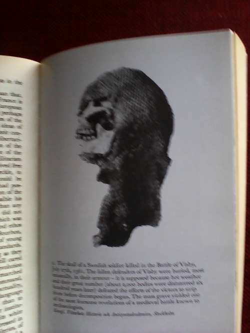 The face of Battle by John keegan. S/C  2004