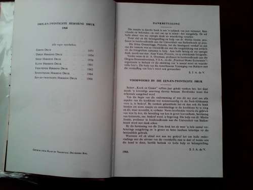 Kook en Geniet deur SJA de Villiers. H/B. 23ste hersiene druk 1968. 606 pp.