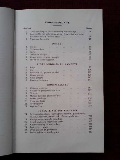 Kook en Geniet deur SJA de Villiers. H/B. 23ste hersiene druk 1968. 606 pp.