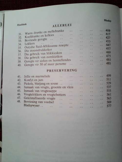 Kook en Geniet deur SJA de Villiers. H/B. 23ste hersiene druk 1968. 606 pp.