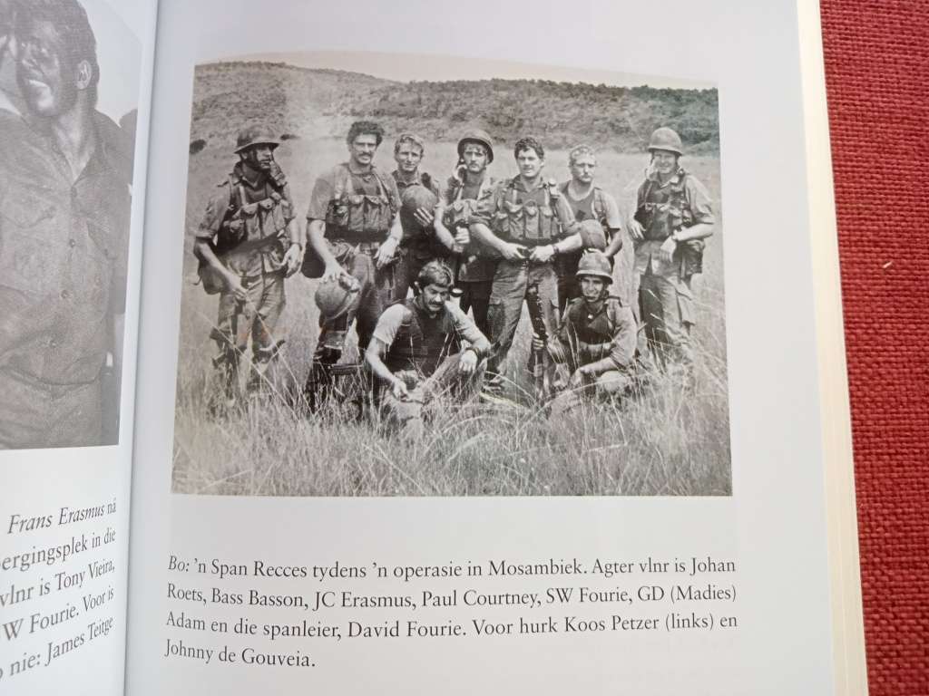 1 Recce Volume 2: Agter Vyandelike Linies deur Alexander Strachan. Eerste uitgawe 2020. S/B. 319 pp.