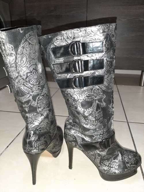 IRON FIST UK 8 SKULL BOOTS HARDLY WORN GREAT CONDITON