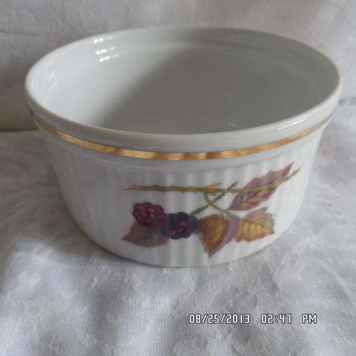 A "ROYAL WORCHESTER' RAMEKIN DISH. GORGEOUS.