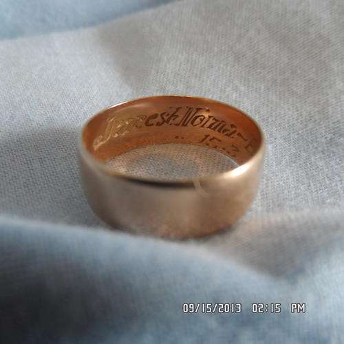A 9CT SOLID GOLD RING.