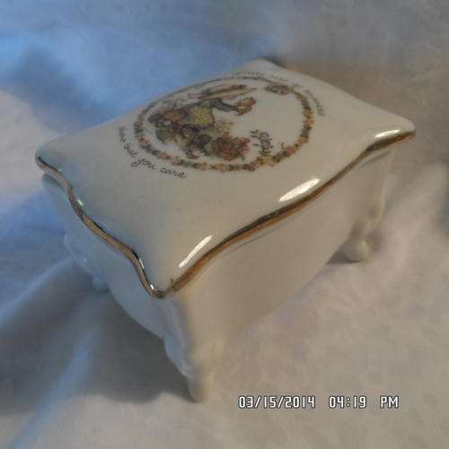 DELICATELY DECORATED 'ANNELIESE' PORCELAIN TRINKET BOX.