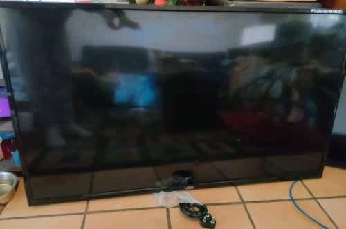 ***For Parts/Spares*** JVC 55` UHD (4K) and 32` Samsung FHD TVs (cracked panels)