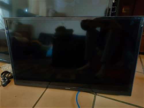 ***For Parts/Spares*** JVC 55` UHD (4K) and 32` Samsung FHD TVs (cracked panels)